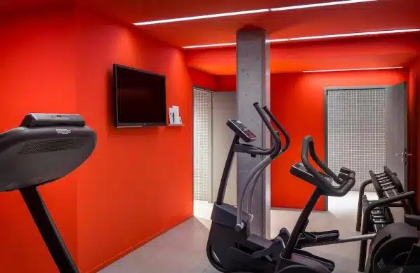 Salle de sport avec notamment poids, vélo élliptique, tapis de courses hotel okko