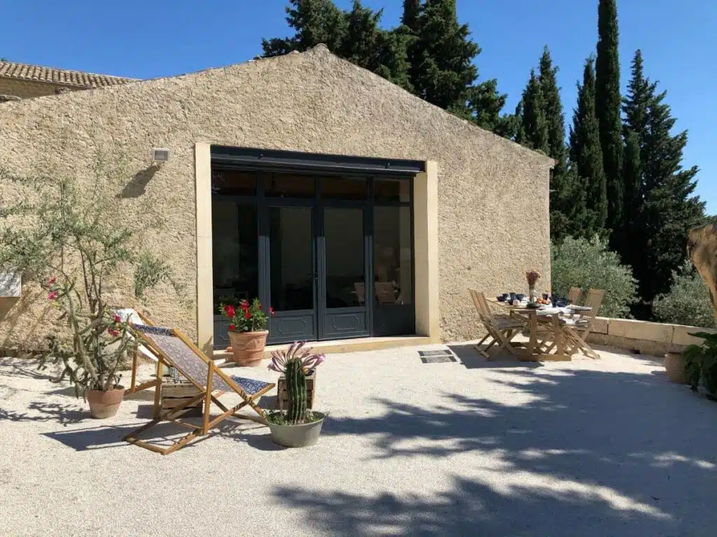 entrée avec la terrasse du gîte