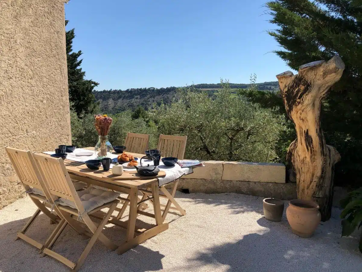 Déjeuner en terrasse face aux oliviers La Serallère au coeur des oliviers gite Baronnies Provençales
