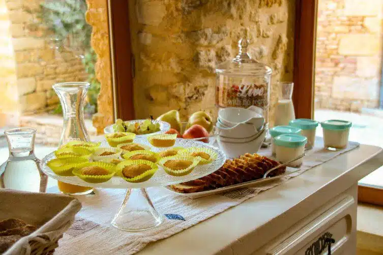 Petit déjeuner avec pâtisserie fait maison