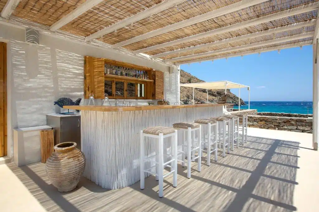 Bar extérieur sous l'ombre des canisses pour prendre un verre face à la mer