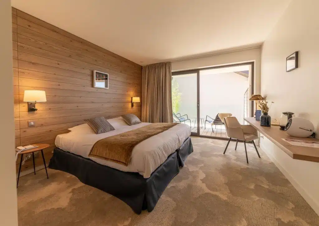 chambre cosy et chaleureuse pour se détendre en Savoir face au lac d'Annecy à l'Hôtel Villa Caroline