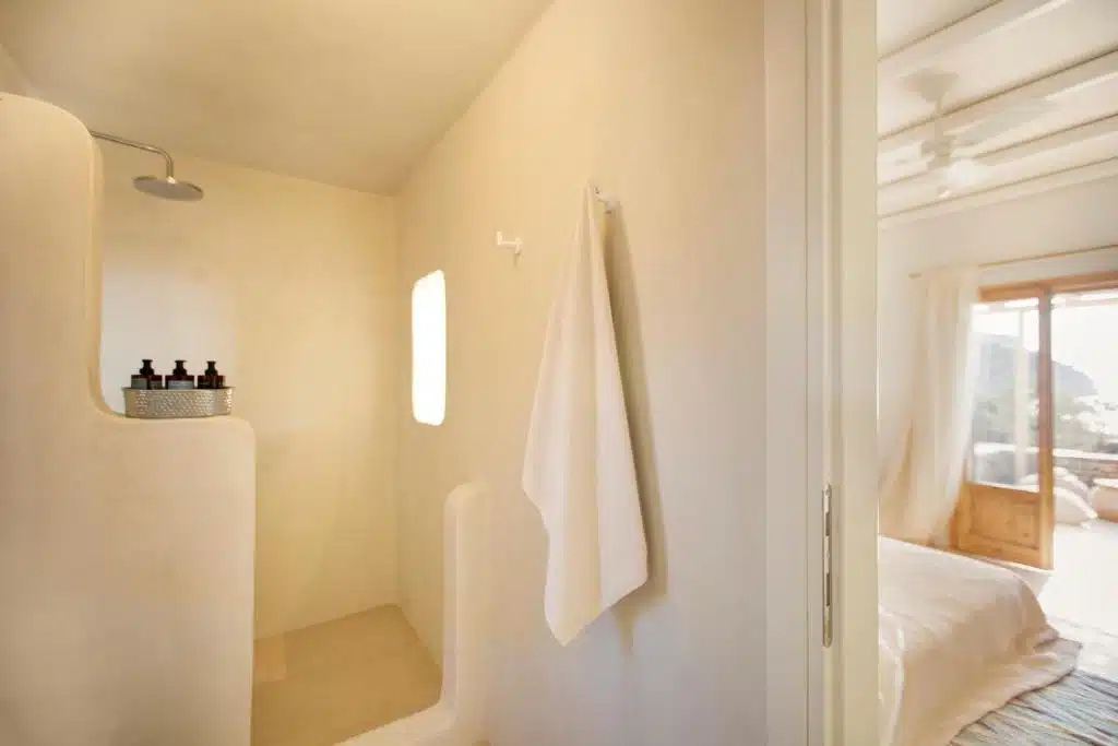 salle de bain avec douche tout en béton ciré à l'hôtel Kea Retreat