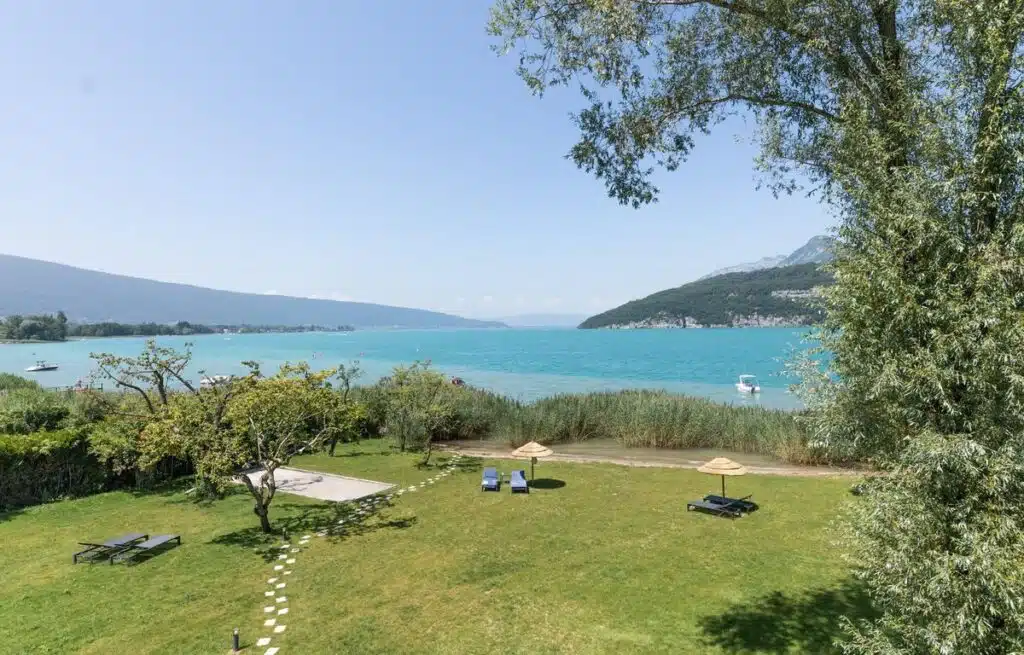 magnifique vue du jardin et du lac d'Annecy depuis l'hôtel Villa Caroline en Savoie