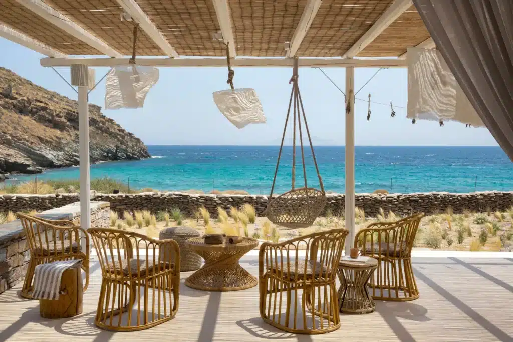 vue sur la mer depuis un coin salon à l'ombre des canisses à l'hôtel Kea Retreat en Grèce