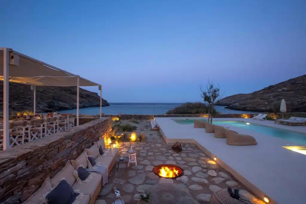 terrasse cosy avec salon et brasero pour profiter des couchers de soleil sur la mer des cyclades