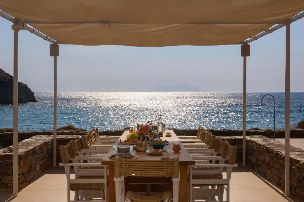 table de jardin sous une pergola pour dîner face à la mer à l'hôtel Kea Retreat en Grèce