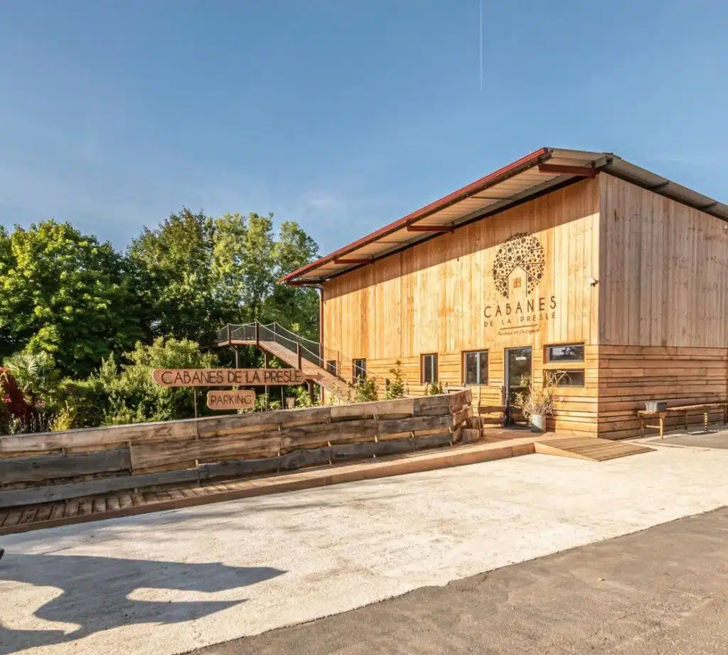 accueil des Cabanes de la Presle avec son parking et sa passerelle perchée en bois pour accéder aux cabanes