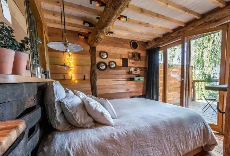 chambre cosy et chaleureuse pour dormir dans les arbres avec une vue sur la Champagne, idéal pour un weekend en amoureux atypique