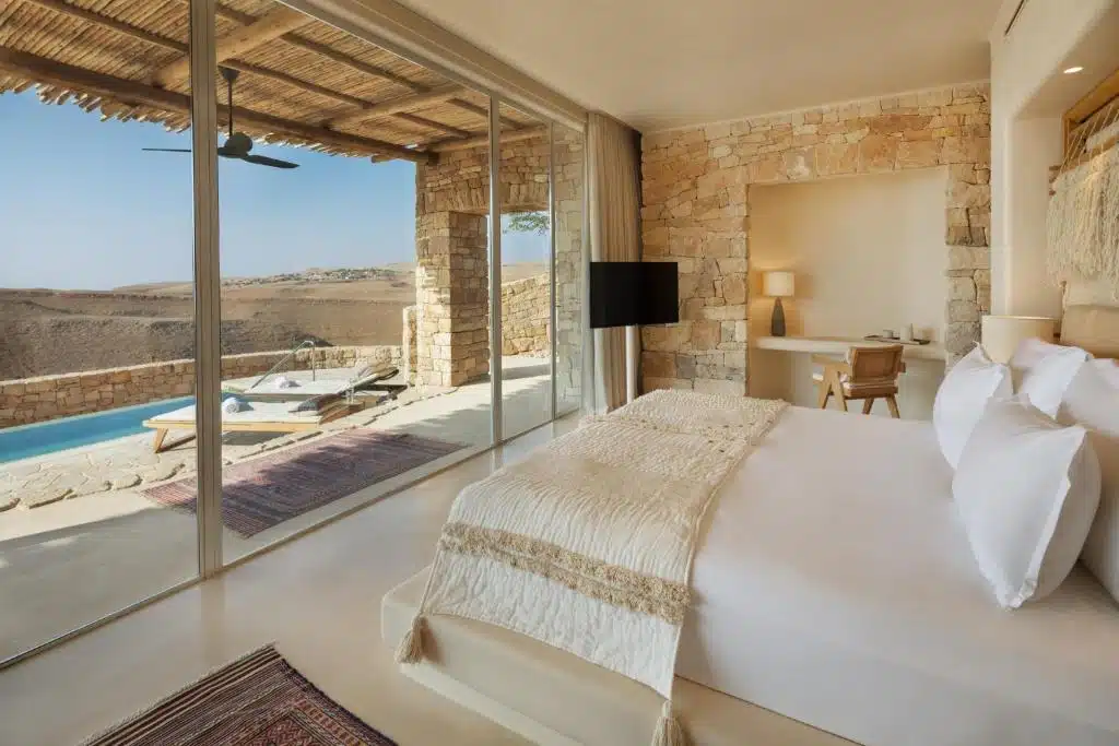 chambre avec piscine privée et vue sur le désert au Six Senses Shaharut