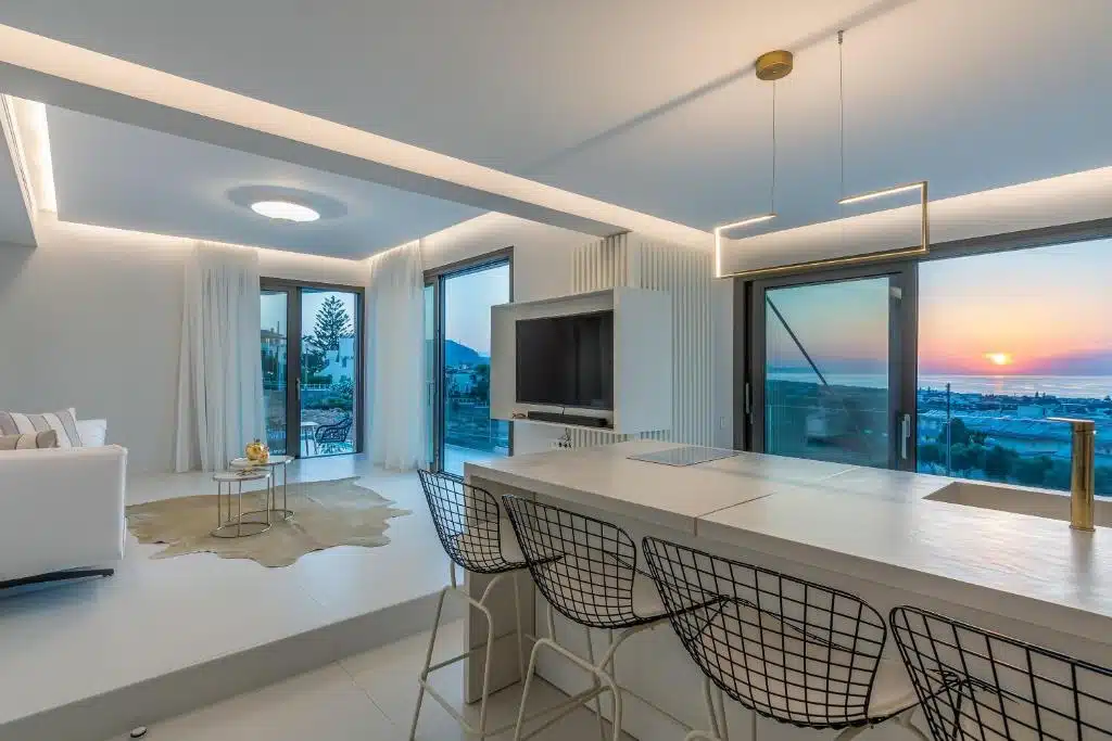 appartement tout confort avec piscine privée et vue sur la mer au coucher du soleil