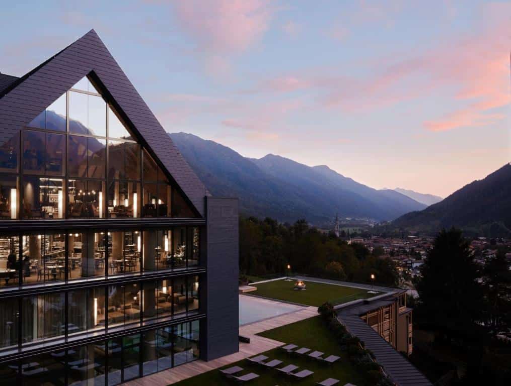vue exérieure de l'hôtel Lefay Resort Dolomiti située sur le domaine skiable des Dolomites