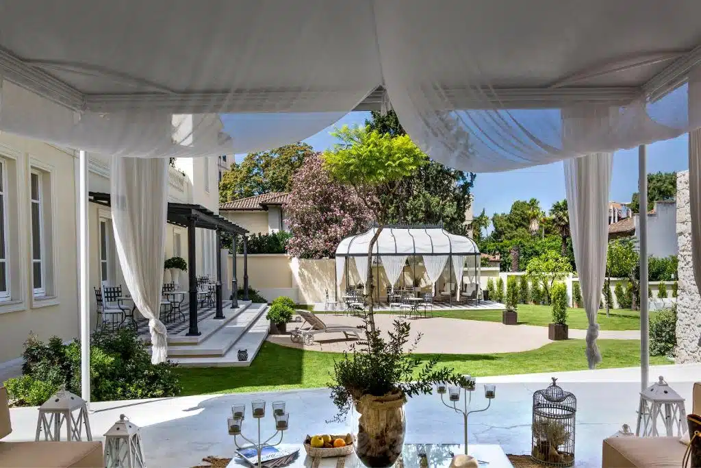 pergola d'été dans le jardin de la Villa Fanny en Sardaigne, Italie