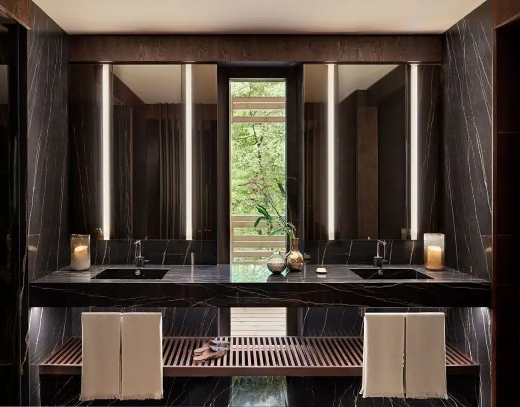 salle de bain chic en bois et marbre noir avec double vasque