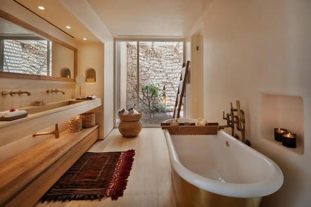 salle de bain luxueuse en béton ciré à l'hôtel de luxe Six Senses Shaharut