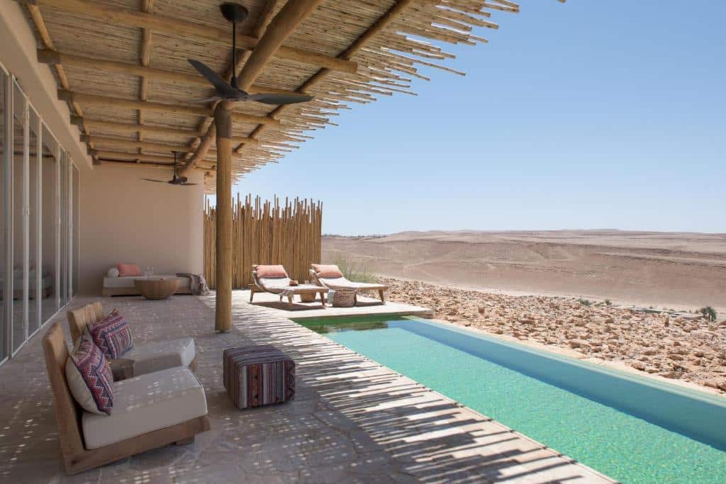 piscine privée et terrasse donnant sur le désert