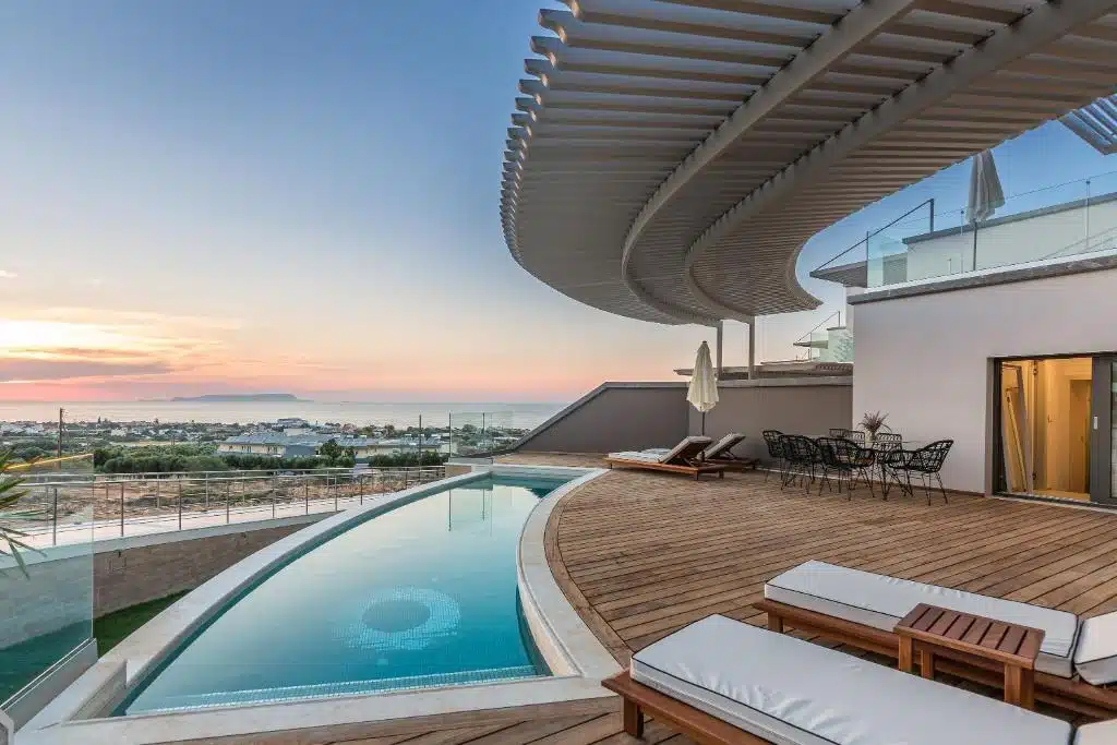 Terrasse avec transat et piscine privée d'un appartement à l'appart'hôtel Onira Suite Dreams en Crète