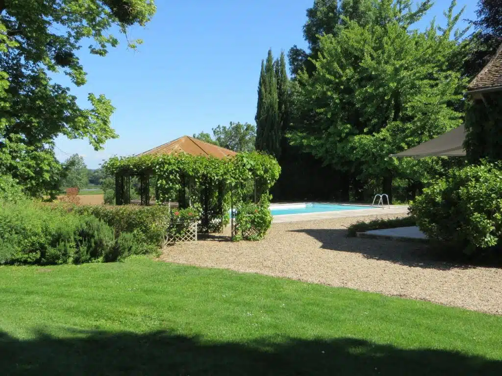 jardin et piscine au Domaine de l'Oiseau, chambre d'hôtes en Bourgogne