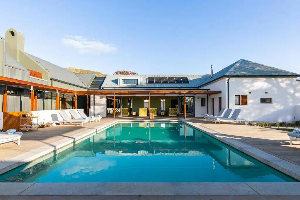 piscine extérieure pour se rafraîchir avant d'aller déjeuner ou dîner