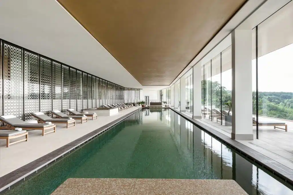 grande piscine intérieure du spa avec vue dégagée sur les vignes de Champagne