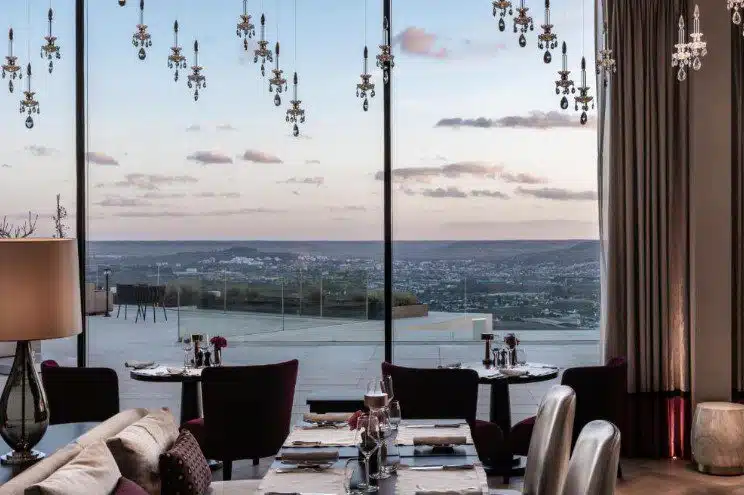 Restaurant de l'hôtel avec vue dégagée sur le Parc Naturel Régional de la Montagne de Reims