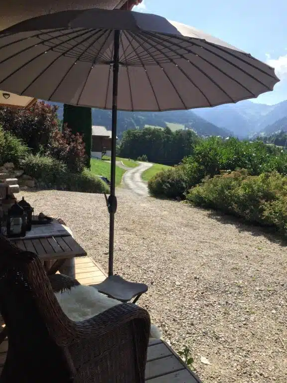 petite terrasse avec vue magnifique sur les montagnes en gite en location en haute savoie