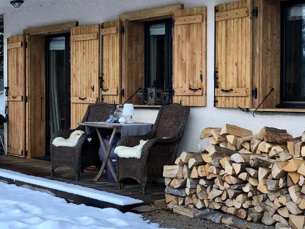 terrasse pour le café et l'apéritif à la location de vacances l'Ours Blanc en Haute Savoie