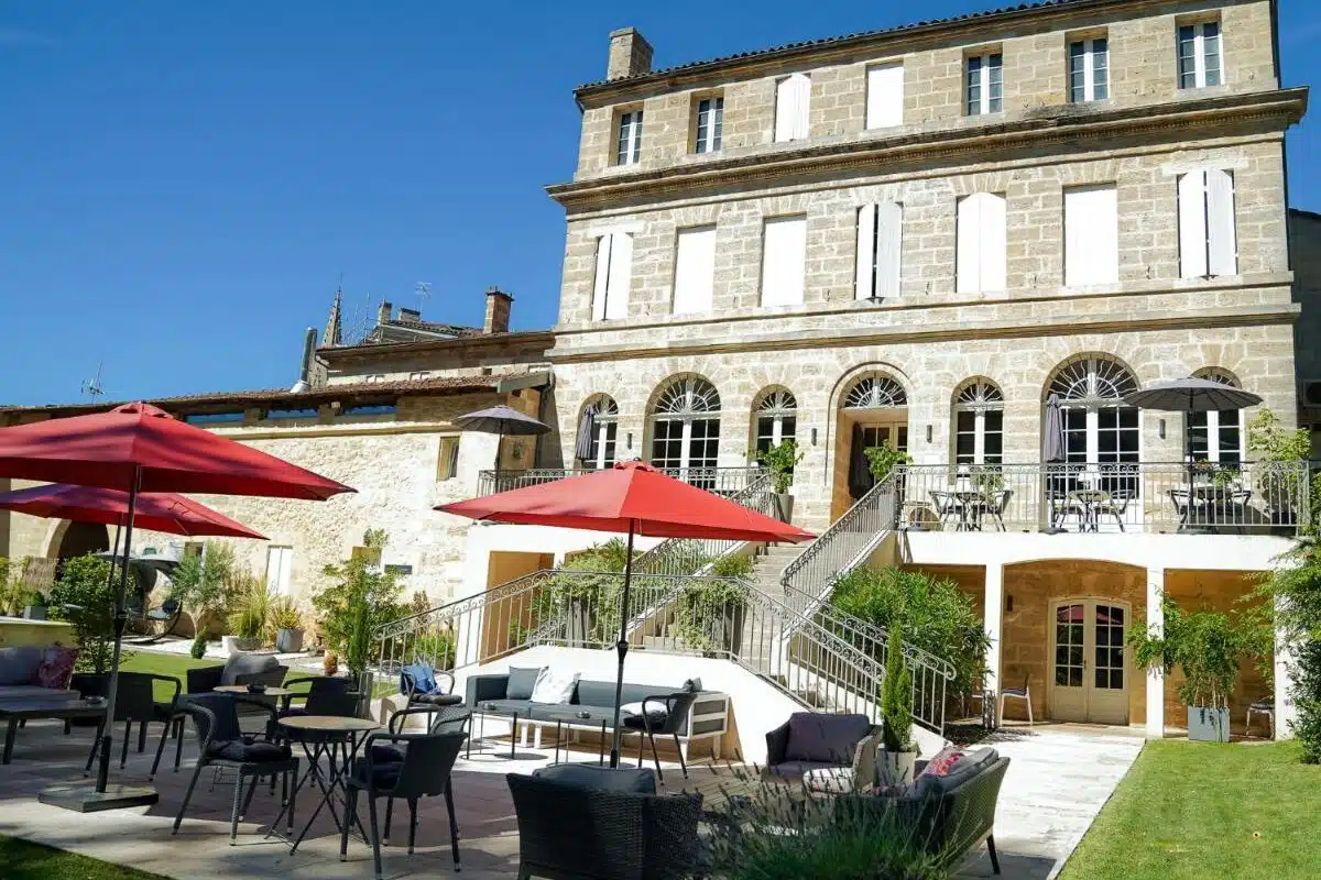 jardin ensoleillé du Pavillon des Millésimes