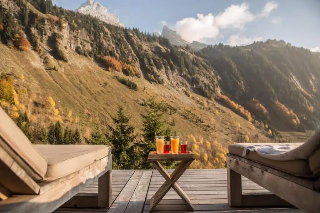 transat sur la terrasse au calme avec une belle vue sur la nature pour se détendre après le sauna ou le massage