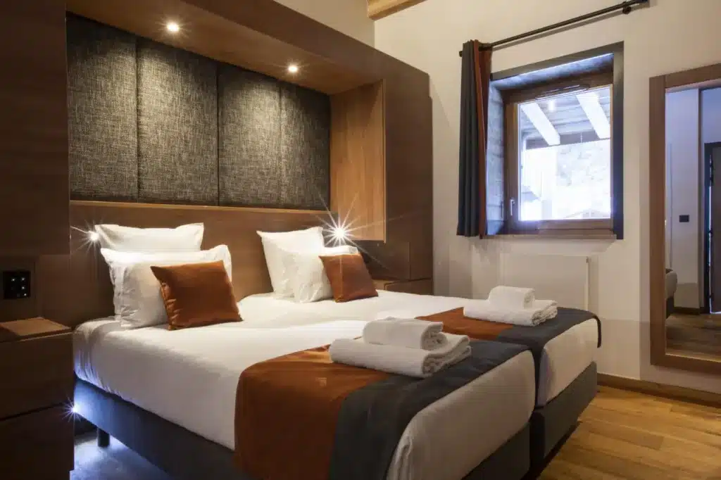 Chambre chaleureuse avec lits jumeaux dans un appartement en location vacances à Val Cenis