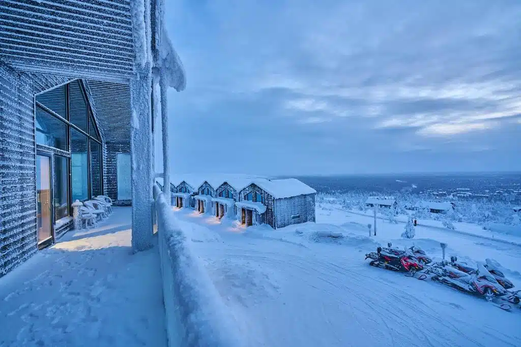 vue des chambres de l'hôtel Star Arctic Hotel sous la neige en Finlande