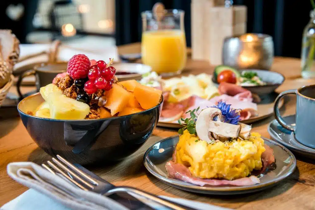 petit déjeuner copieux et délicieux à l'hôtel en Allemagne. Le dimanche, le petit déjeuner est sous forme de brunch