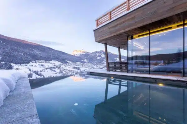 piscine extérieure avec une vue magnifique sur les Dolomites