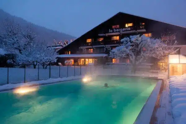 piscine extérieure chauffée en plein hiver et sous la neige dans un hôtel familial à Morzine