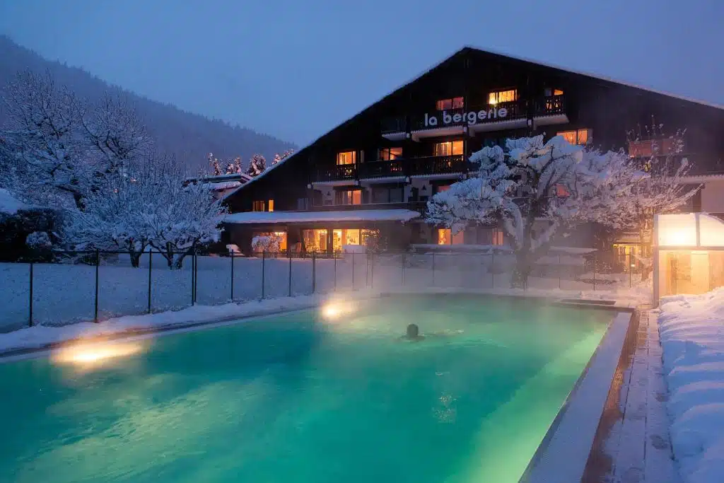 piscine extérieure chauffée en plein hiver et sous la neige dans un hôtel familial à Morzine