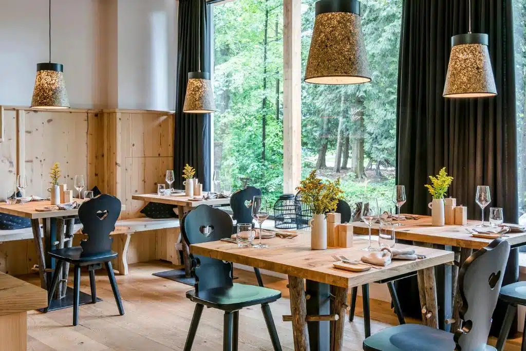 vue des tables du restaurant de l'hôtel à Garmisch-Partenkirchen