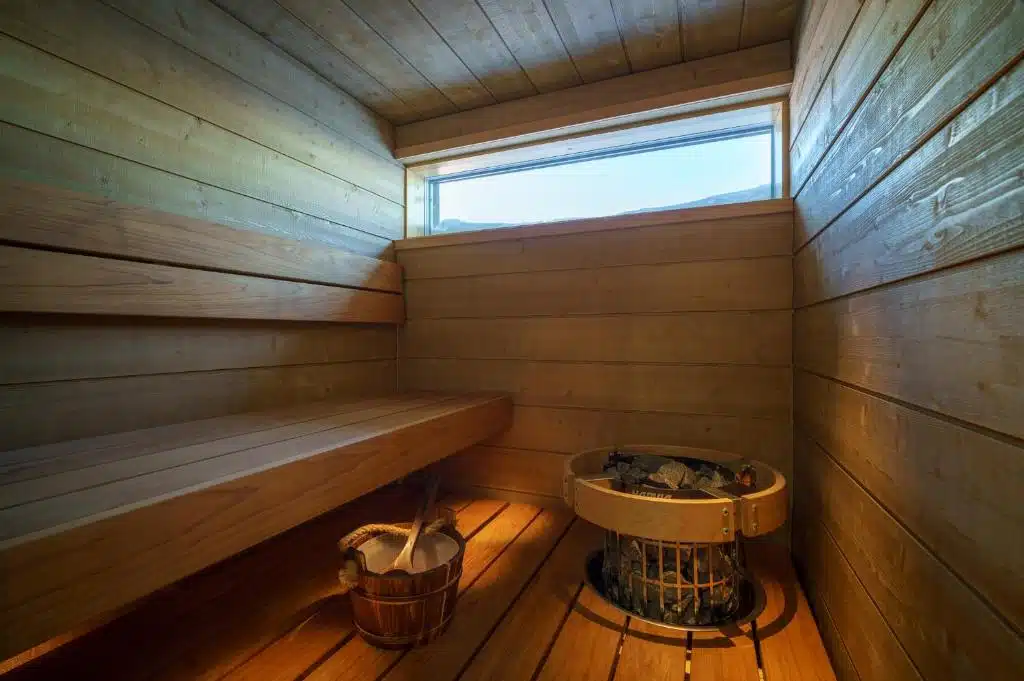 sauna privé dans une chambre avec vue sur la nature