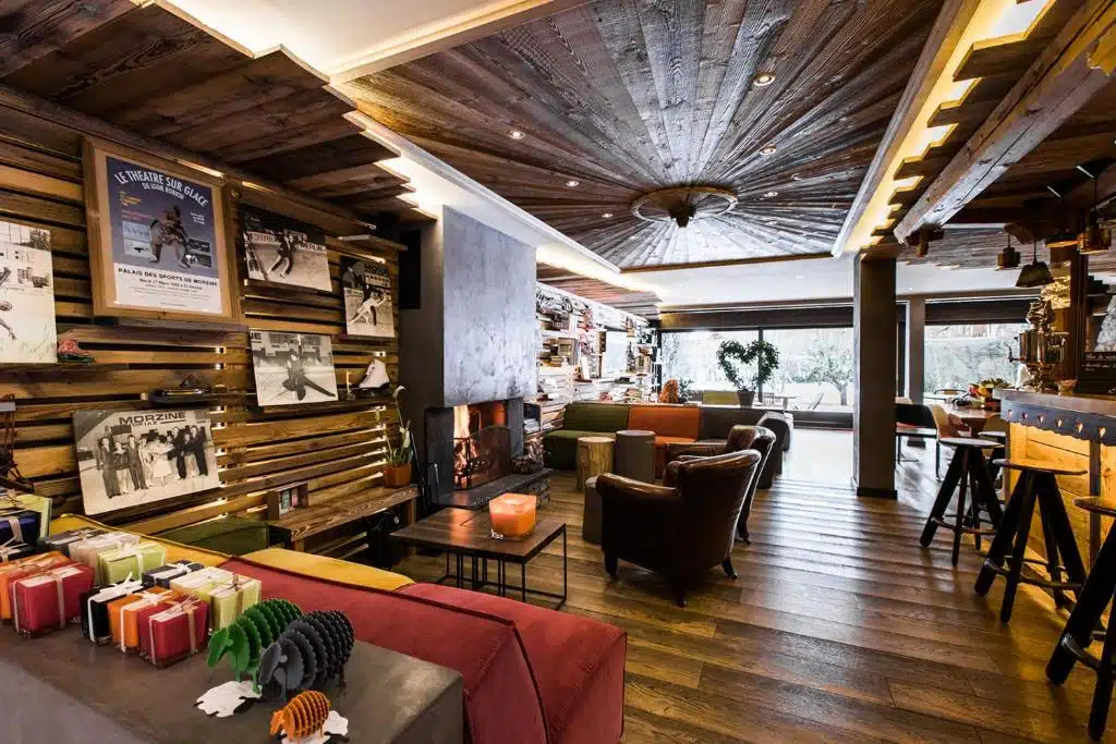 salon avec cheminée et bar dans un chalet de montagne en France à la décoration savoyarde