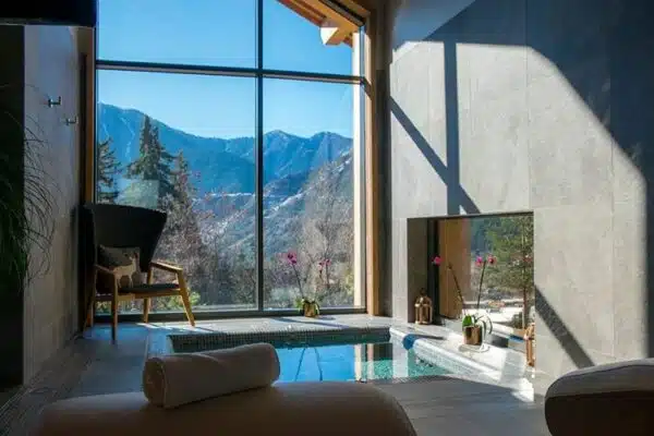 jacuzzi dans un spa à privatisé avec vue panoramique sur les montagnes