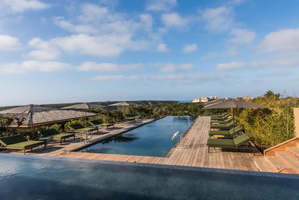 piscine à débordement avec vue sur le maquis et sur la Citadelle de Bonifacio