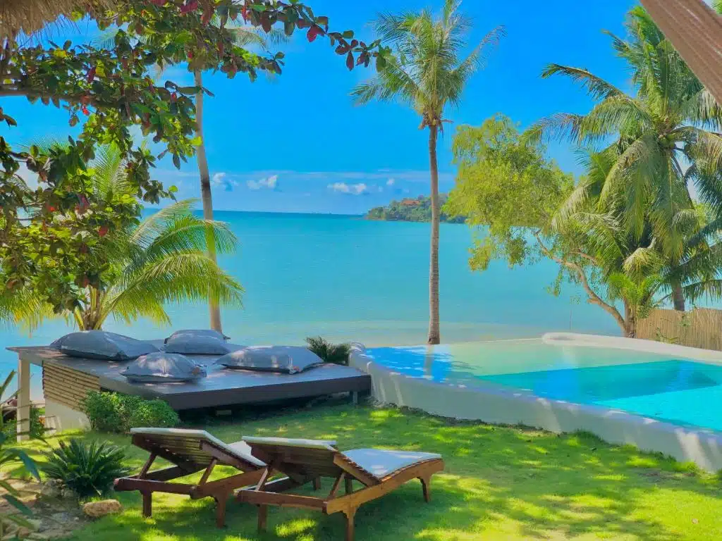 piscine au bord de mer sur une plage paradisiaque de Thaïlande