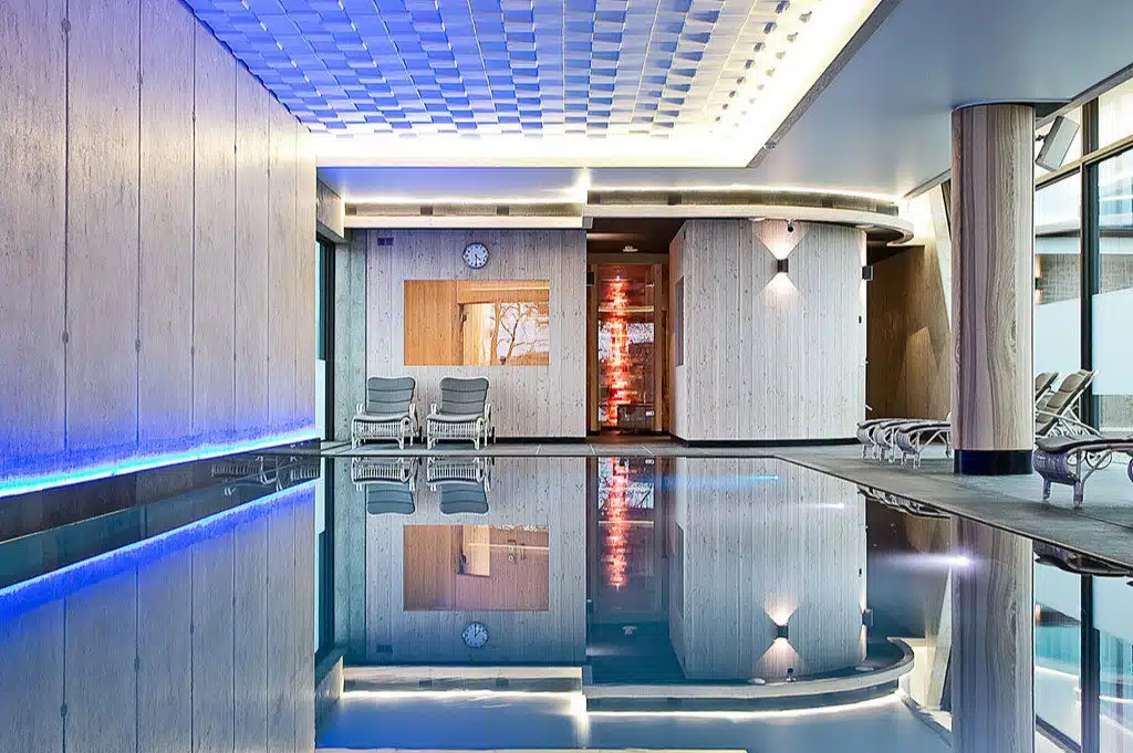 spa avec piscine intérieure, hammam, sauna et salon de détente