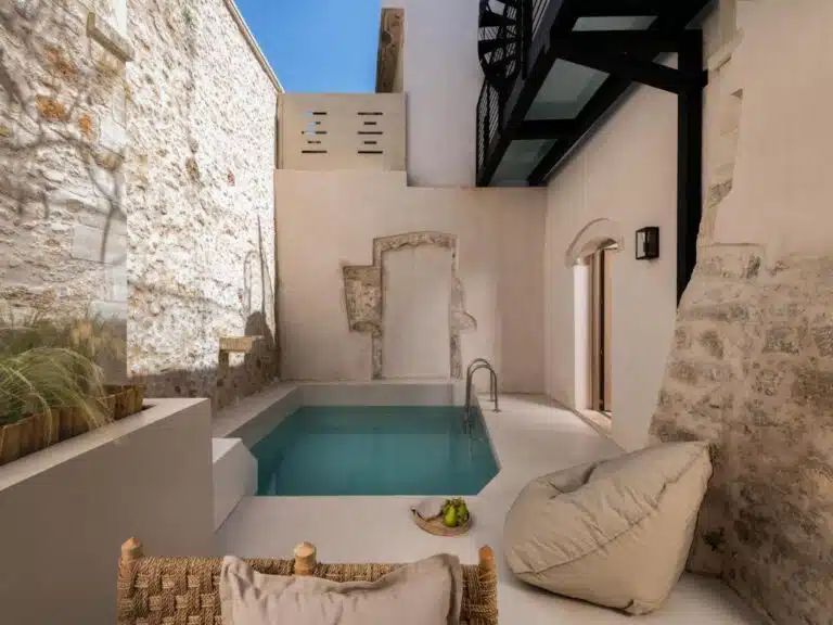 patio intérieur avec piscine pour se rafraîchir à l'hôtel Sutor Chic Manor Hotel, ma pépite où dormir à Réthymnon