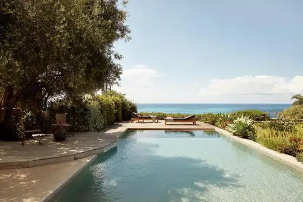 magnifique piscine avec vue sur la mer ionienne