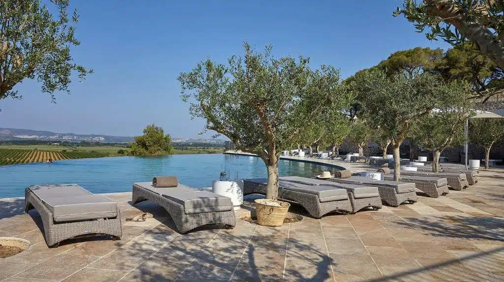 piscine à débordement offrant une magnifique vue sur le paysage du pays de l'Aude