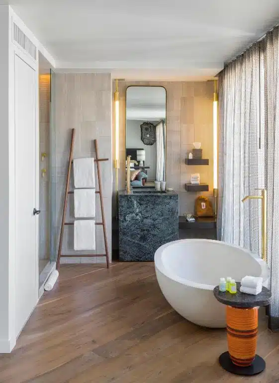 salle de bain avec baignoire ilot dans un hôtel à New-York