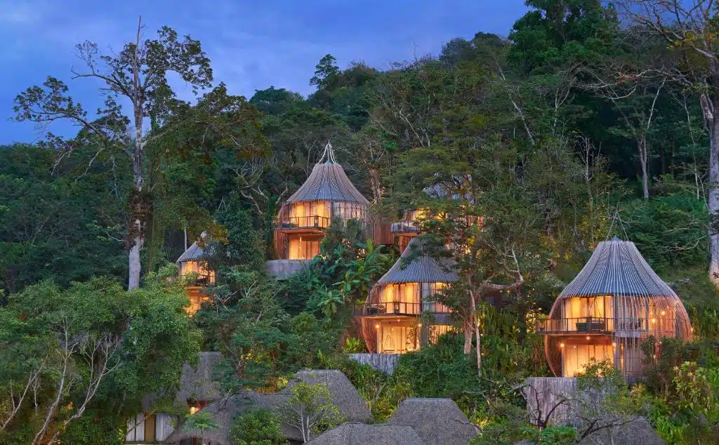 villa à l'architecture qui se font dans la végétation luxuriante de Phuket