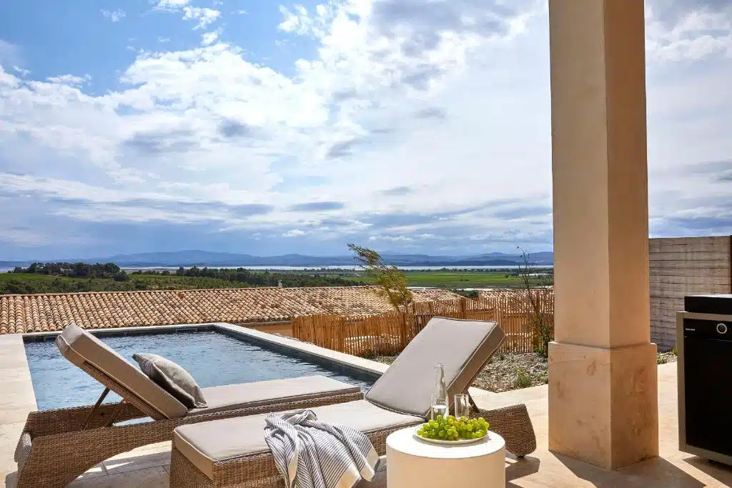 vue sur les étangs méditerranéens depuis la terrasse avec piscine privée d'une villa en location vacances à Narbonne
