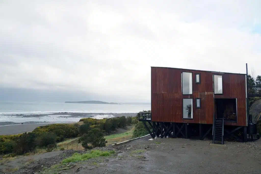 l'île de Chiloe avec l'El Coo Lodge et derrière la mer la Cordillère des Andes enneigée