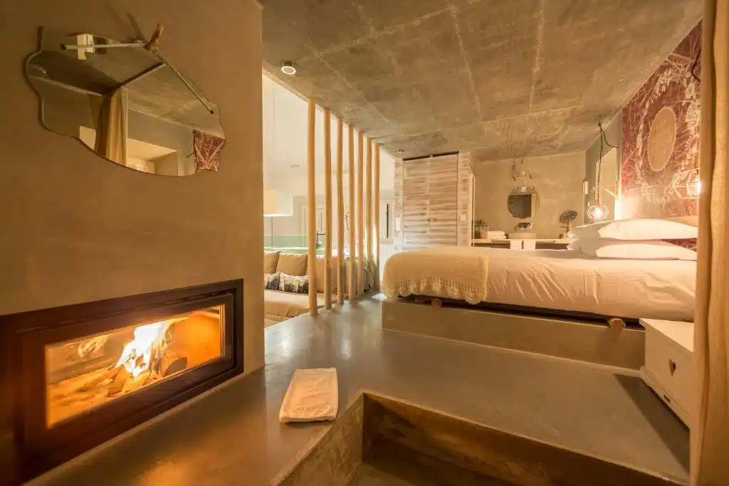 chambre avec cheminée à l'hotel Luz Charming Houses à Fatima